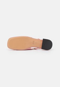 Pink hæl sandal med firkantet tå, glat tekstur og sort blokhæl. Sålen er beige med præget detaljer.