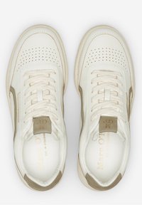 Bílé kožené tenisky s olivově zelenými akcenty, perforovanými detaily a krémovými tkaničkami. Texturovaná gumová podrážka s logem na jazyku.