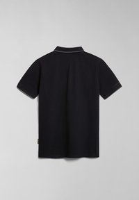 Polo noir à manches courtes montré de dos sur un fond gris clair uni.