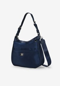 Borsa a spalla in nylon blu navy con una sola tracolla regolabile, dettagli in metallo argentato e una tasca frontale con un piccolo logo metallico.