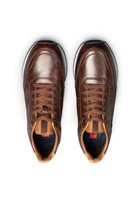 Braune Ledersneaker mit runder Spitze, ausgeprägter Schnürung und hellbraunen Akzenten. Verfügt über eine kontrastierende weiße Zwischensohle mit dunkler Sohle.