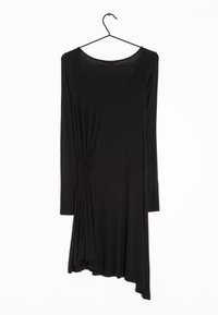 Musta pitkähihainen mekko riippumassa, jossa on avara kaula-aukko, rypytetty sivuaines ja epäsymmetrinen helma. Sujuva rakenne, kevyt kangas.