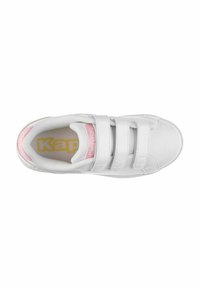 Sneaker bianca con tre strap in velcro, materiale morbido al tatto, dettagli rosa sul tallone e sul logo, e un interno imbottito.