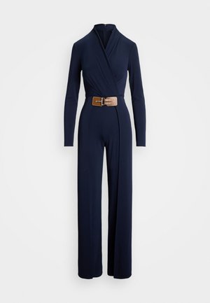 Marine jumpsuit met lange mouwen, wikkelontwerp en een ceintuur om de taille. Gemaakt van een gladde stof; heeft een hoge halslijn en wijde benen.