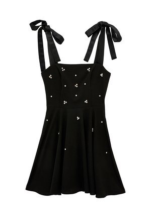 Czarna sukienka bez rękawów z wiązanymi ramiączkami, dopasowanym gorsem, rozkloszowanym dołem i rozsianymi małymi białymi koralikami jako ozdobami.