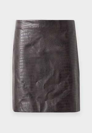 Krokodil-embossierte kurze Rock in Dunkelbraun, mit einer glatten Textur und einer taillierten Silhouette, die am Saum leicht ausgestellt ist.