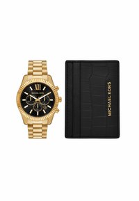 Gouden chronograafhorloge met een zwarte wijzerplaat, grote Romeinse cijfers en een zwarte gestructureerde kaartenhouder met een gouden logo.