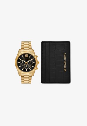 Orologio cronografo dorato con quadrante nero, grandi numeri romani e portacard nero con texture e logo dorato.