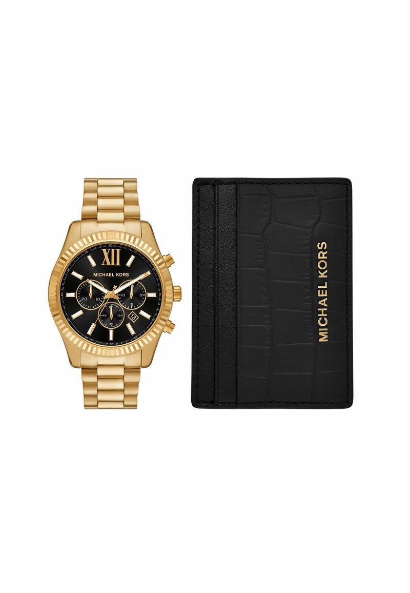 Gouden chronograafhorloge met een zwarte wijzerplaat, grote Romeinse cijfers en een zwarte gestructureerde kaartenhouder met een gouden logo.