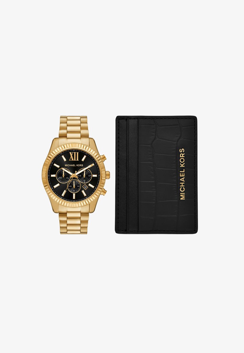 Gouden chronograafhorloge met een zwarte wijzerplaat, grote Romeinse cijfers en een zwarte gestructureerde kaartenhouder met een gouden logo.