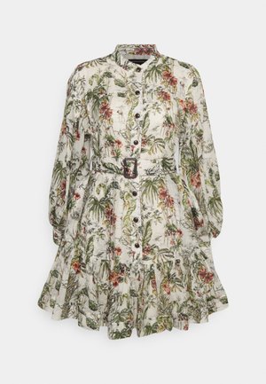 Vestido blanco de manga larga con estampado floral de hojas verdes y rojas, cierre de botones en el frente, cintura con cinturón y bajo con volantes.