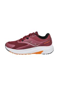 Zapatilla deportiva en malla burdeos y material sintético, cuenta con una entresuela blanca con detalles naranjas y suela negra, diseñada para la comodidad.