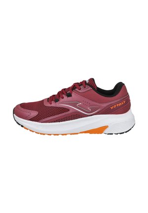 Zapatilla deportiva en malla burdeos y material sintético, cuenta con una entresuela blanca con detalles naranjas y suela negra, diseñada para la comodidad.