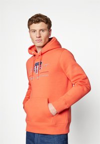 GANT ARCHIVE SHIELD - Mikina s kapucňou - orange