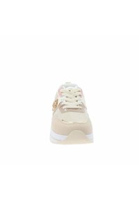 Zapatilla beige con materiales de malla y ante, con cordones color crema, detalles en rosa claro y toques metálicos en el costado.