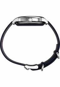 Smartwatch med metalhus, rund urskive og et marineblåt stofarmbånd med rutenetmønster og sølvfarvede hardwaredetaljer.