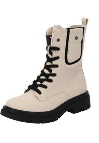 Botín de piel color crema con cordones negros y suela negra en contraste. Cuenta con un bolsillo lateral y un parche texturizado. Diseño robusto.