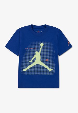 Blå kortærmet t-shirt med en stor gulgrøn Jumpman-silhuet over et gitter, med røde "Air Jordan" og Nike-logoer på fronten og ærmet.