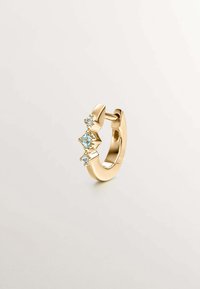 Pendiente de aro dorado con tres piedras preciosas facetadas: una azul y dos transparentes. Acabado suave con sutiles detalles geométricos en el borde.