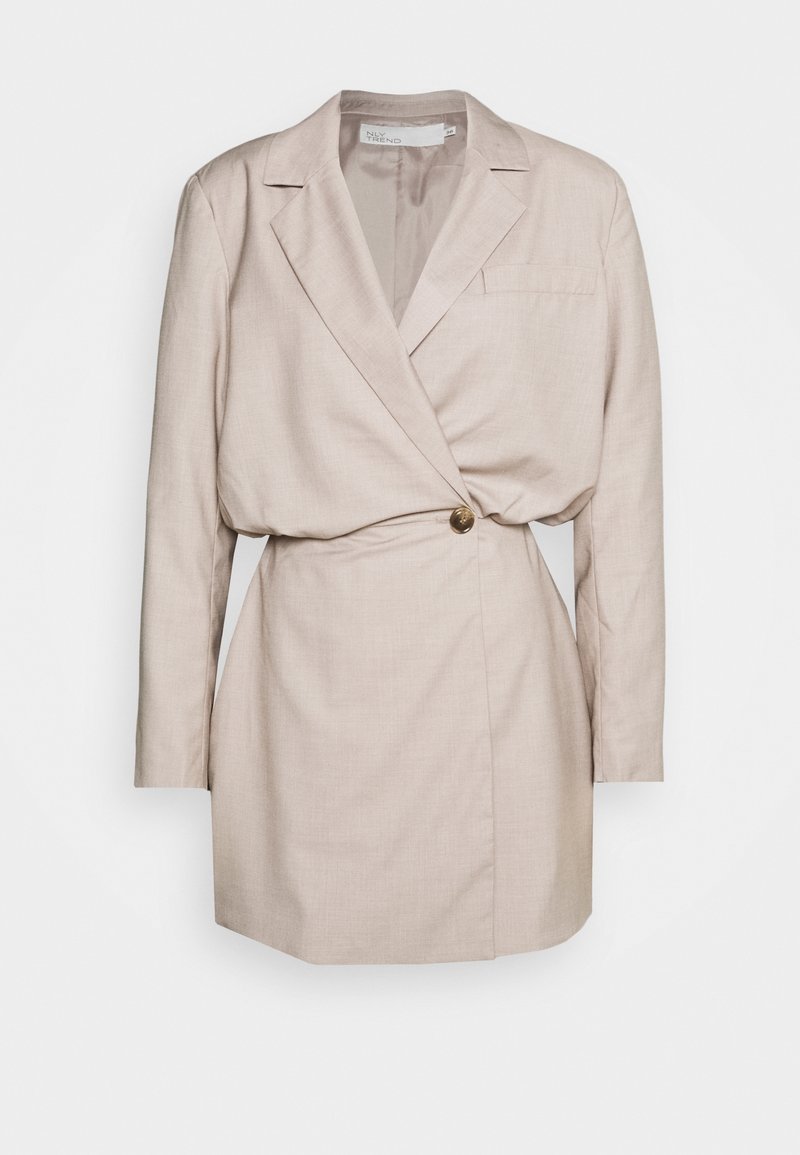 Robe blazer beige clair cintrée avec manches longues, fermeture à un bouton et taille ceinturée. Texture lisse et design minimaliste.
