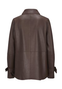 Braune Lederjacke mit einem Kragen, langen Ärmeln mit gebundenen Manschetten und einer glatten Textur mit Nahtdetails auf der Rückseite.