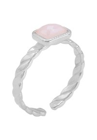 Sølv vridd ringbånd med en stor, rektangulær rosa stein satt i en glatt metalldeksel med fine detaljer rundt kanten.