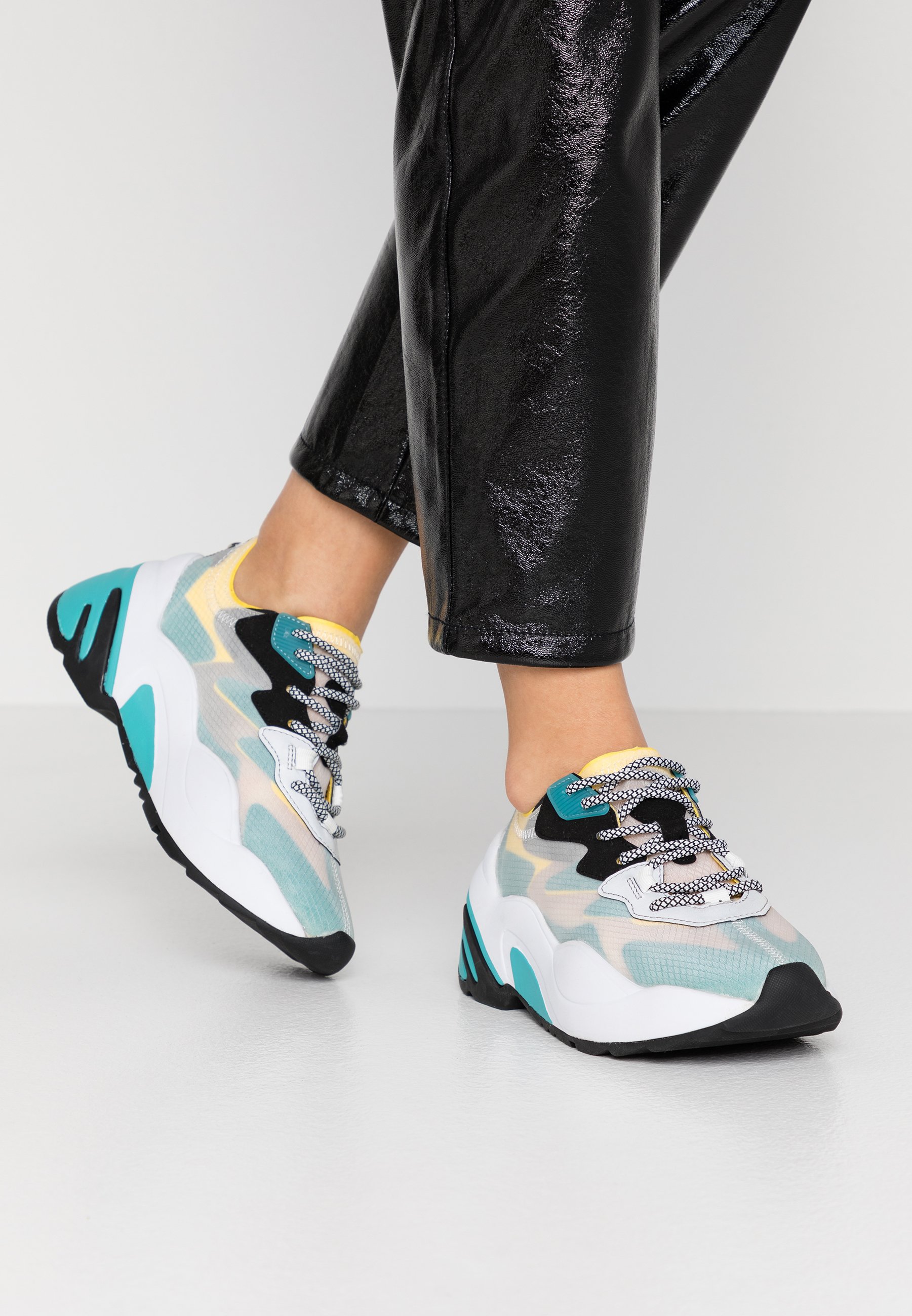 Steve Madden CHARGED Joggesko bluemulticolor Zalando.no Steve Madden CHARGED Joggesko bluemulticolor Zalando.no