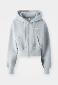Huppari harmaasta pehmeästä materiaalista, jossa on etuvetoketju, nyörit ja kaksi etutaskua. Nike-logo vasemmassa rinnassa.
