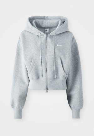 Pilkos spalvos trumpas džemperis, pagamintas iš minkštos medžiagos, su priekiu užtrauktuku, šniūreliais ir dviem priekinėmis kišenėmis. Nike logotipas kairėje krūtinės pusėje.