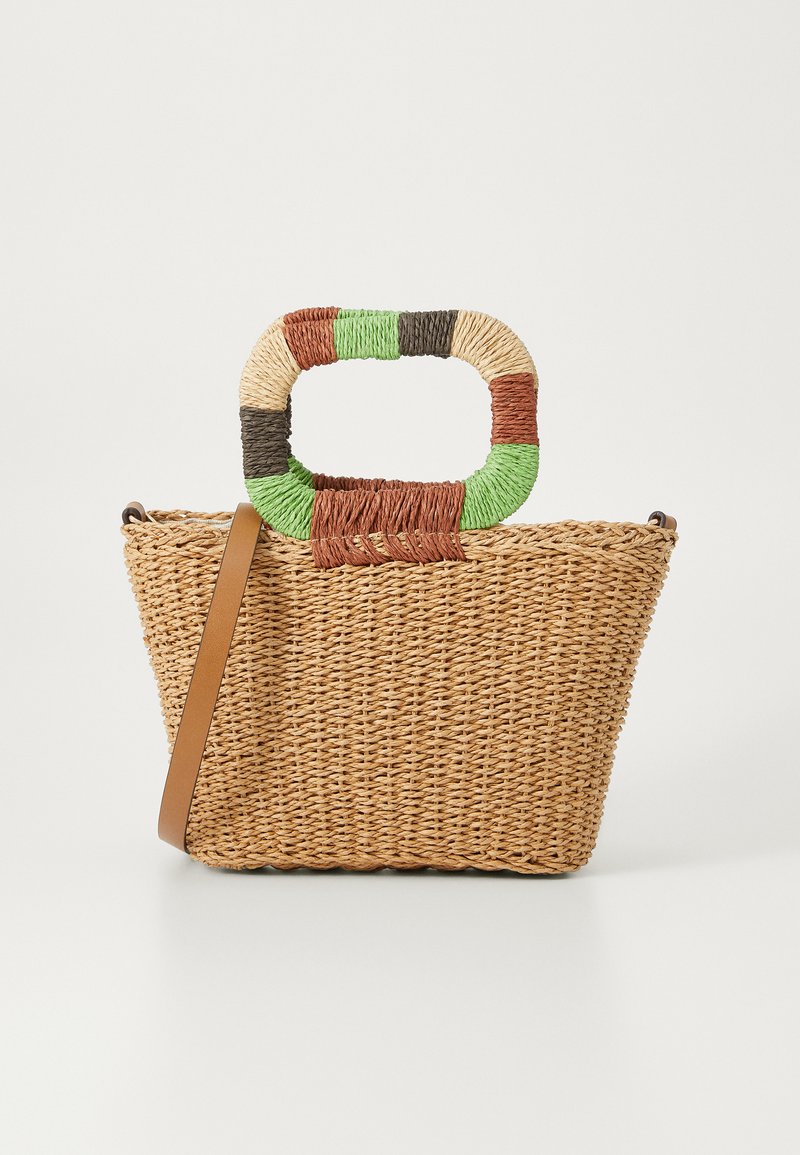 Bolso de paja trenzada con forma triangular, que cuenta con un asa redonda multicolor y una correa de hombro marrón.