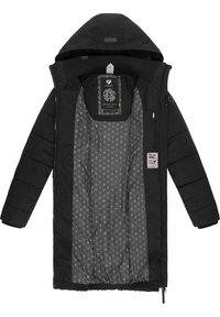 Melns polsterēts mētelis ar rāvējslēdzēju, regulējamu kapuci un zvaigžņu rakstu odere. Iespējas iekšējie marķējumi un elastīga apakšmala labākai piegulšanai.