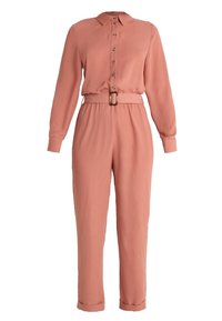 Mono de manga larga en rosa pálido con collar abotonado, cinturón de tela a juego con hebilla y pantalones hasta los tobillos con puños.