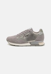 Sneaker in suede e mesh di colore grigio chiaro con dettagli in grigio scuro, caratterizzate da una parte superiore leggermente texturizzata, design con lacci e suola imbottita.