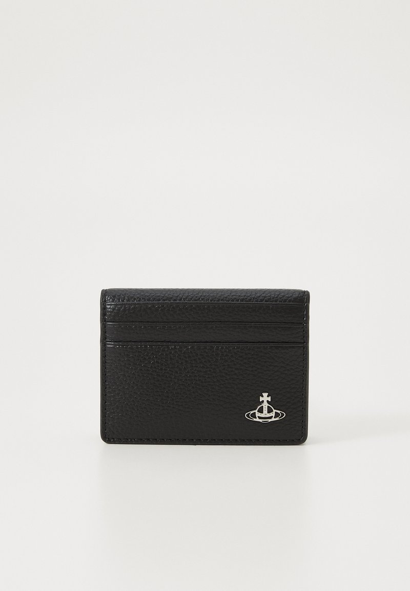 Portofel negru din piele cu un aspect texturat, patru sloturi pentru carduri și un logo emblematic argintiu în centrul inferior. Formă rectangulară compactă.