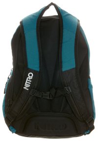 Sac à dos Nitro noir et turquoise avec des bretelles rembourrées, une boucle de poitrine, un rembourrage en mesh au dos et une poignée de transport supérieure.