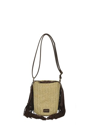 Pequeña bolsa de cubo tejida en beige con flecos de cuero marrón oscuro y correa ajustable para el hombro, con una etiqueta de la marca Étika.