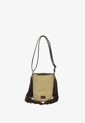 Pequeña bolsa de cubo tejida en beige con flecos de cuero marrón oscuro y correa ajustable para el hombro, con una etiqueta de la marca Étika.