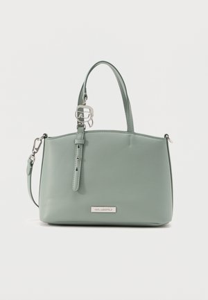 Blød grøn Karl Lagerfeld håndtaske med top-håndtag, aftagelig skulderrem og sølvfarvet vedhæng formet som et ansigt med briller.