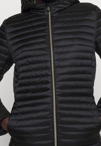 Schwarze Daunenjacke mit gestepptem Design, Reißverschluss vorne und Kapuze. Merkmale sind eine glatte Textur und eine figurbetonte Silhouette.