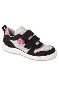 Czarno-szary but sportowy z siateczkową cholewką, różowymi akcentami i podwójnymi zapięciami na rzepy. Posiada białą gumową podeszwę oraz teksturowane amortyzacje.