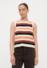 Top senza maniche lavorato a maglia con righe orizzontali arancioni, rosse, crema e nere. Tessuto testurizzato con una vestibilità comoda e scollo rotondo.