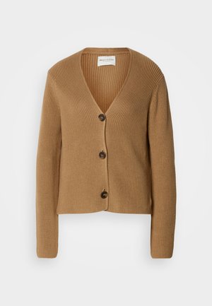 Cardigan tricoté marron clair avec des manches longues et trois boutons foncés sur le devant, présentant un col en V et une texture côtelée.