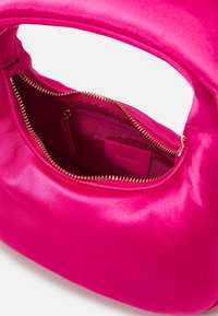 Różowa satynowa torba na ramię z zamkiem błyskawicznym, charakteryzująca się gładką teksturą i małą wewnętrzną kieszonką. Złote akcesoria zamka dodają elegancji do projektu.