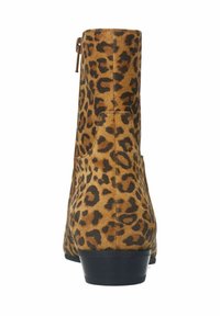 Stivale alla caviglia in stampa leopardata realizzato in suede, presenta una punta arrotondata, tacco basso e una zip laterale per la chiusura. La combinazione di colori è marrone e nero.