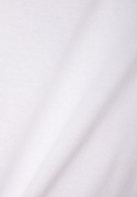 Biała bawełniana tkanina o gładkiej fakturze i drobnej fakturze prążkowanej, z lekkimi zmarszczkami dodającymi głębi i ruchu.