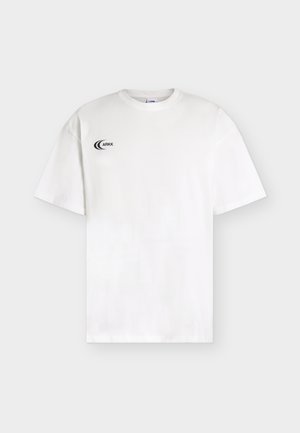 T-shirt bianca a maniche corte con scollo rotondo e piccolo logo nero "ARKK" sulla parte superiore sinistra del petto.