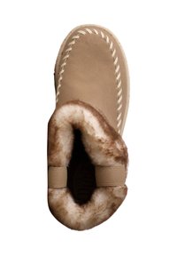 Bota marrón con forro de pelo sintético, forma redondeada, detalles de costura alrededor de la abertura y tira elástica en el lateral para un mejor ajuste.