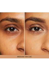 Avant et après l'application du fond de teint medium tan (3.5C), montrant une amélioration de l'uniformité du teint de la peau et une réduction des imperfections visibles.