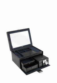 Caja de joyería de cuero negro con tapa espejo, múltiples compartimentos, superficie texturizada y acentos de hardware en plata. Cuenta con un suave forro de terciopelo.