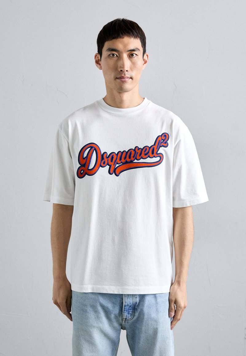 Witte katoenen T-shirt met een groot blauw en rood "Dsquared²" logo op de borst. Korte mouwen en een ontspannen pasvorm met een gladde textuur.
